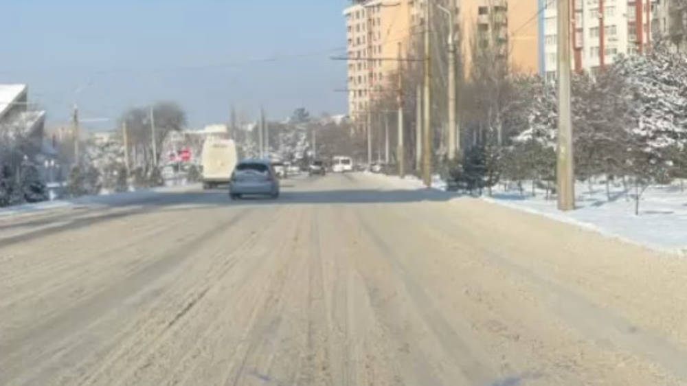 Горожанин жалуется на гололед и снежную кашу на Южной магистрали. Видео