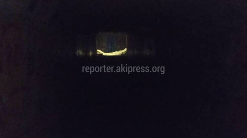«Страшно проходить вечером». Бишкекчанка просит дать свет в «подземке» между 8 и 10 мкр
