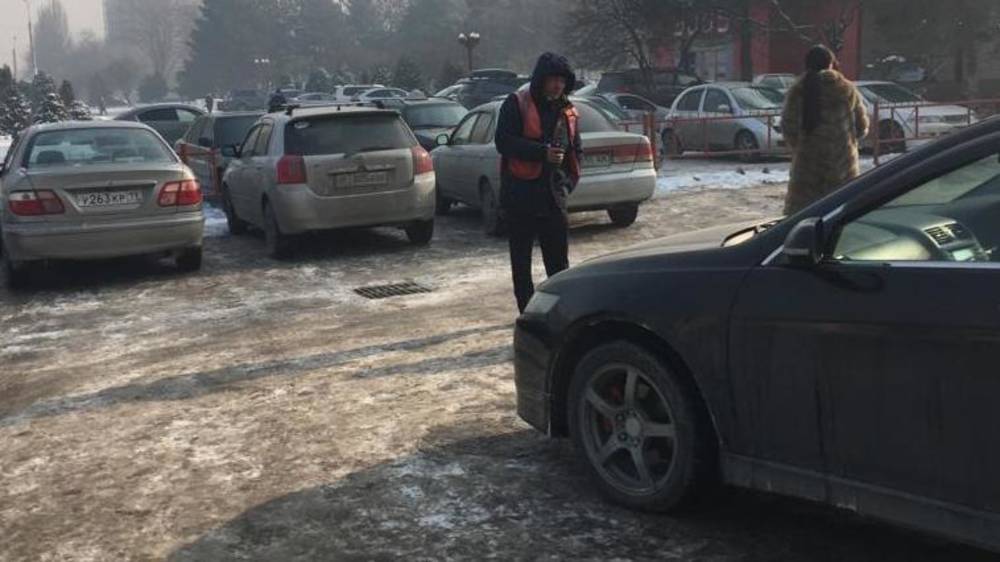 На муниципальной парковке на Шопокова парковщик ставит машины на тротуаре. Фото горожанина
