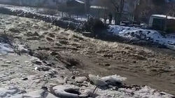 Бурный поток воды в реке Аламедин. Видео