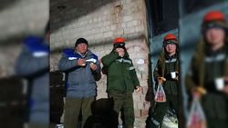 Горожане угостили горячим чаем и выпечкой электромонтеров в Бишкеке