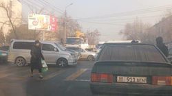 Огромная пробка на Алматинке из-за неработающего светофора. Видео горожанина