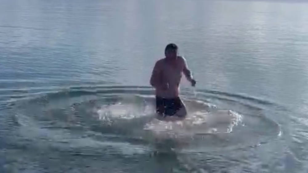 Мужчина искупался в озере в крещенские морозы. Видео