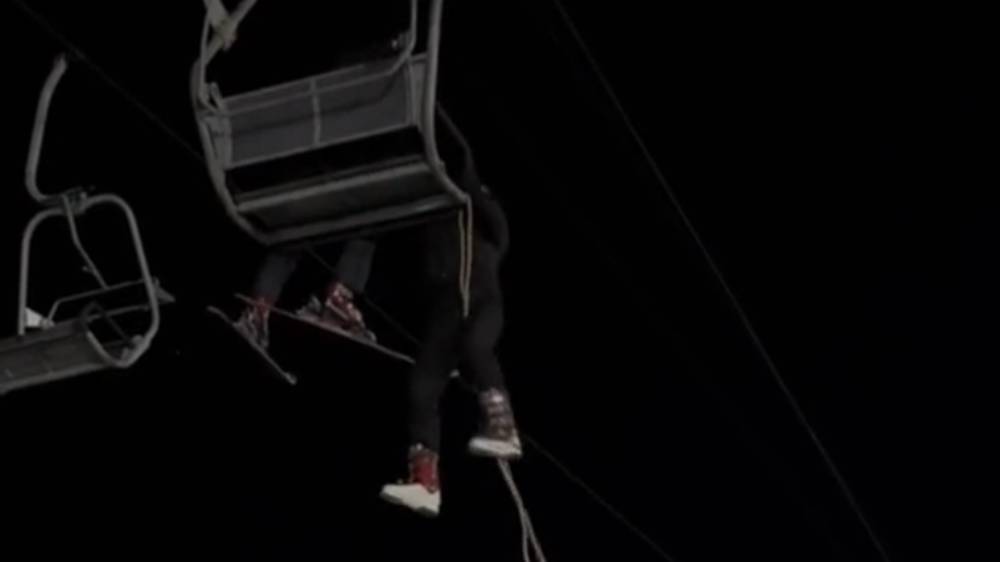 Видео — Лыжники застряли на канатке в Орловке. Их спустили верёвками