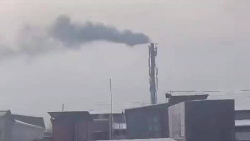В Кудайбергене из трубы идет густой дым. Видео