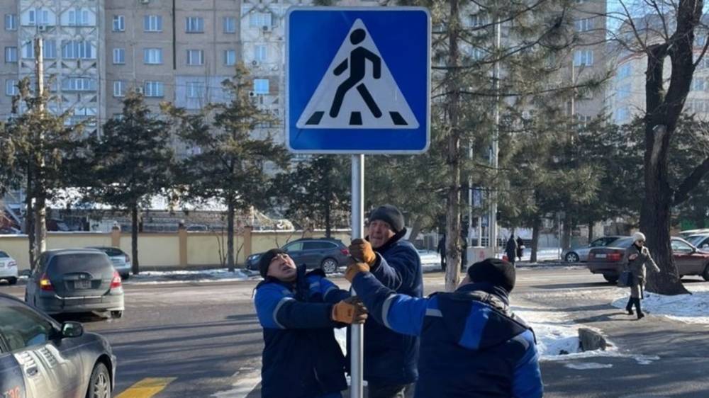 «Бишкекасфальтсервис» восстановил дорожный знак на Юнусалиева. Фото мэрии