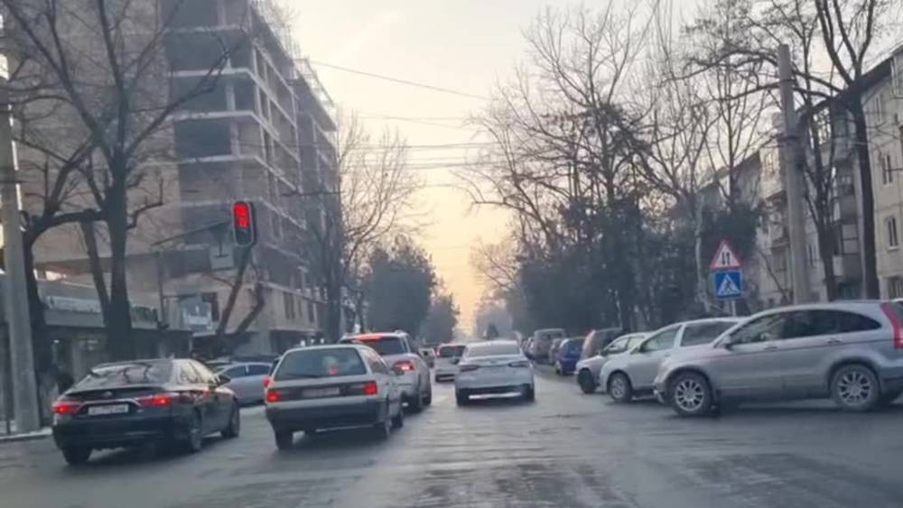 Огромные пробки на Кулатова: Ул.Элебаева закрыли из-за пожара в строящемся доме. Фото и видео