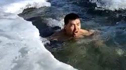 «Горный морж». Мужчина искупался в речке Ала-Арча. Видео