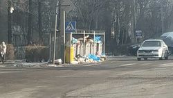 На Фрунзе мусор валяется на дороге. Фото