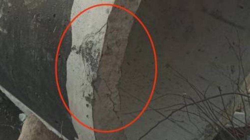 Горожанин жалуется на дефекты канализационных труб, которые устанавливают на Асаналиева. Фото