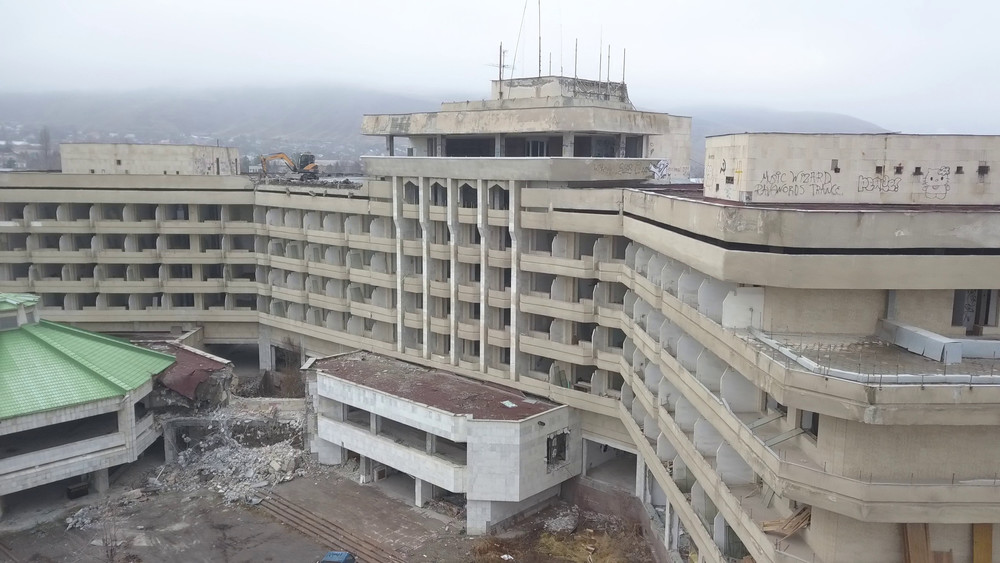 Демонтаж гостиницы "Иссык-Куль" и начало стройки административного здания обошлись в 1 млрд сомов. В Минфине рассказали о расходах по статье "капвложения"