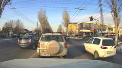 В Бишкеке водитель выехал на встречку и проехал на красный. Видео очевидца