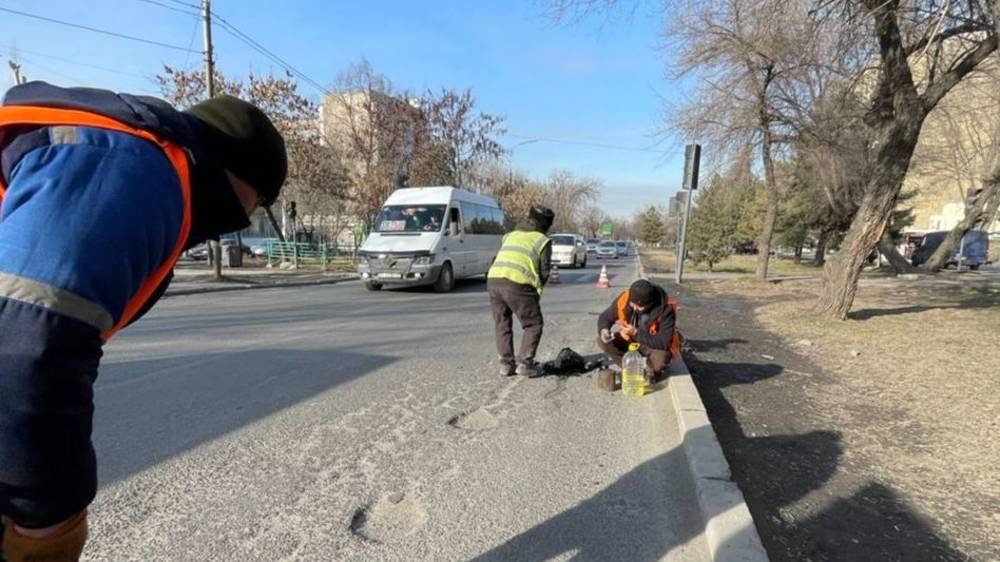 «Бишкекасфальтсервис» залатал яму на Алматинке. Фото