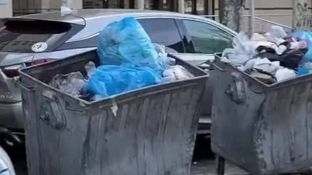 «Тазалык» не может забрать мусор из-за припаркованного «Лексуса». Видео