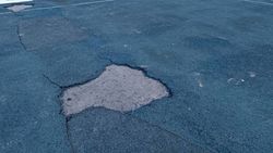 В парке «Ынтымак» порвалось резиновое покрытие волейбольной площадки. Фото горожанина