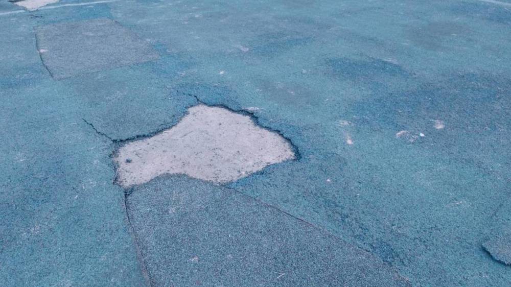 В парке «Ынтымак» порвалось резиновое покрытие волейбольной площадки. Фото горожанина