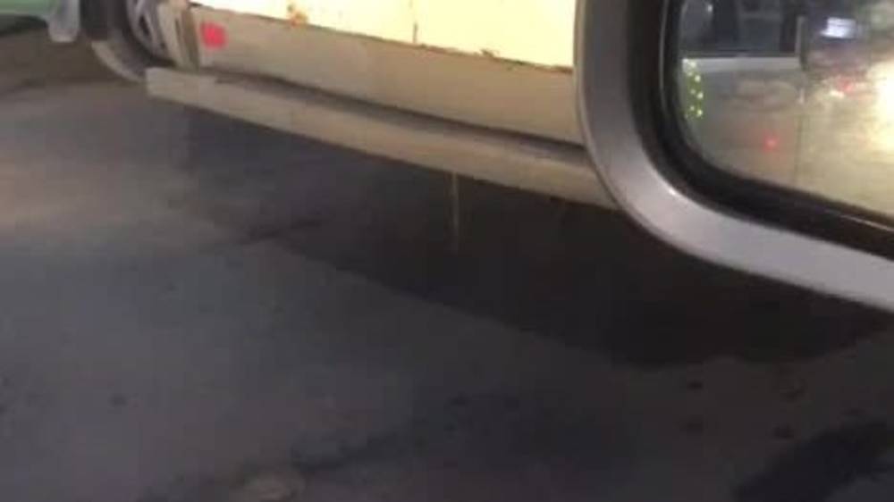 Водитель жалуется на выхлопные газы от буса. Видео