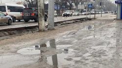 «Непроходимая грязь». Бишкекчанка жалуется на состояние тротуара по улице Байтик Баатыра