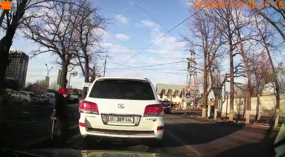Lexus LX 570 проехал на красный в Бишкеке. Видео очевидца