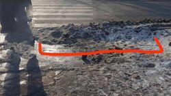 Куча соли на обочине дороги. Фото горожанина