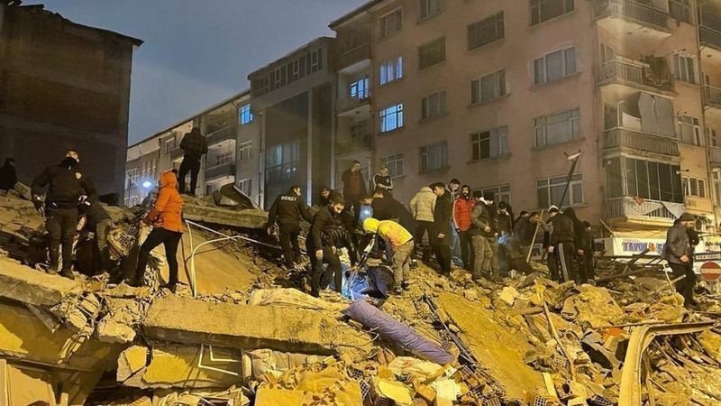 Руины рухнувшего здания в Малатье на юго-востоке Турции