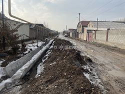 Зачем на узкой улице в Ала-Тоо устанавливают широкие лотки? Ответ мэрии Бишкека