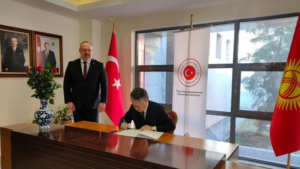 Посол Турции в Кыргызстане Ахмет Садык Доган и Жээнбек Кулубаев