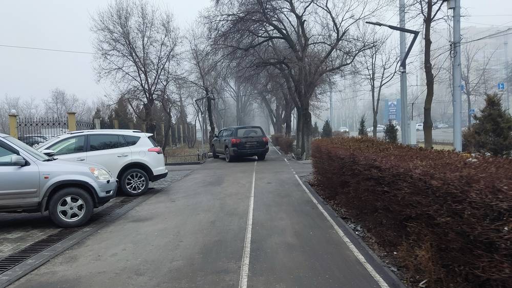 Внедорожник припарковали на тротуаре и велодорожке по Айтматова. Фото горожанина