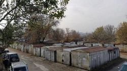 Бишкекчанка Нуржамал просит снести гаражный кооператив в Кок-Жаре. Фото