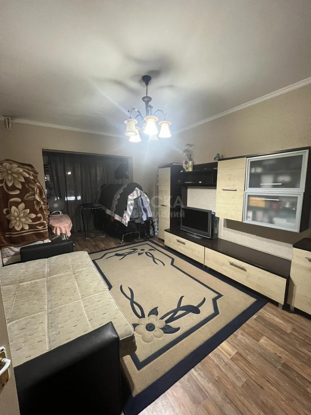 Продаю 2-комнатную квартиру, 57кв. м., этаж - 3/9, в центре Бишкека.