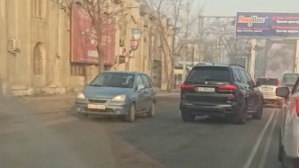 BMW Х7 едет по встречке на Чапаева. Видео