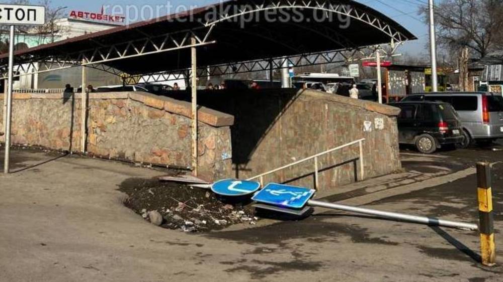 Знак возле Восточного автовокзала сбили во время ДТП, его восстановили, - «Бишкекасфальтсервис»