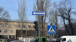 Сотрудники «Бишкекасфальтсервис» переустановили знак «Стоп» на Боконбаева. Фото мэрии