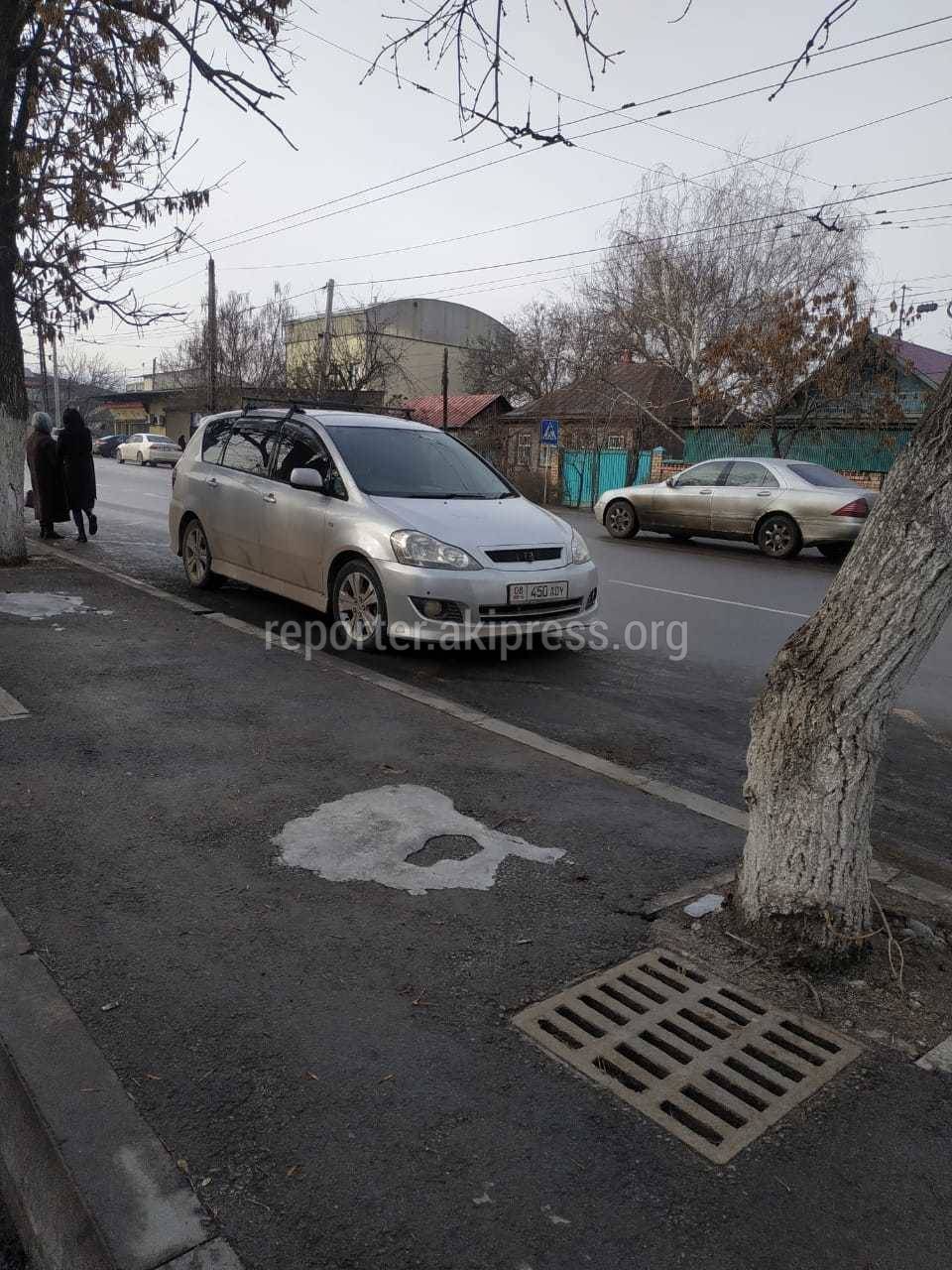 На Лермонтова машины паркуются на остановке. Фото