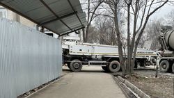 Строительная техника загородила тротуар на Киевской. Видео
