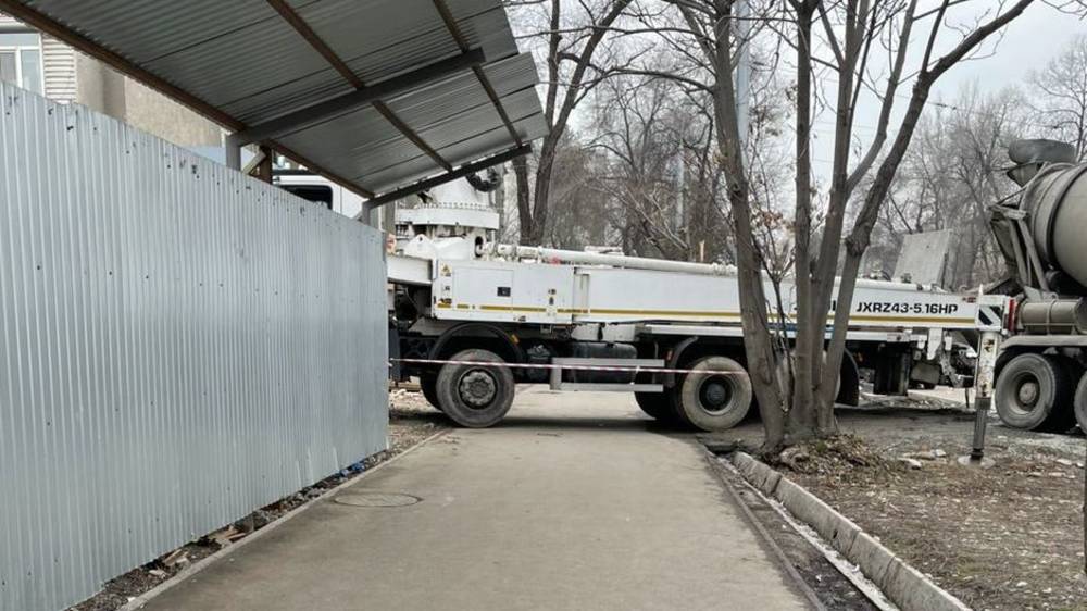 Строительная техника загородила тротуар на Киевской. Видео