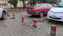 Законно ли на Ахунбаева перекрыли улицу и сделали частную парковку? Фото горожанина