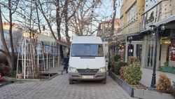 Бус «Мерседес» припаркован на тротуаре по Московской. Фото