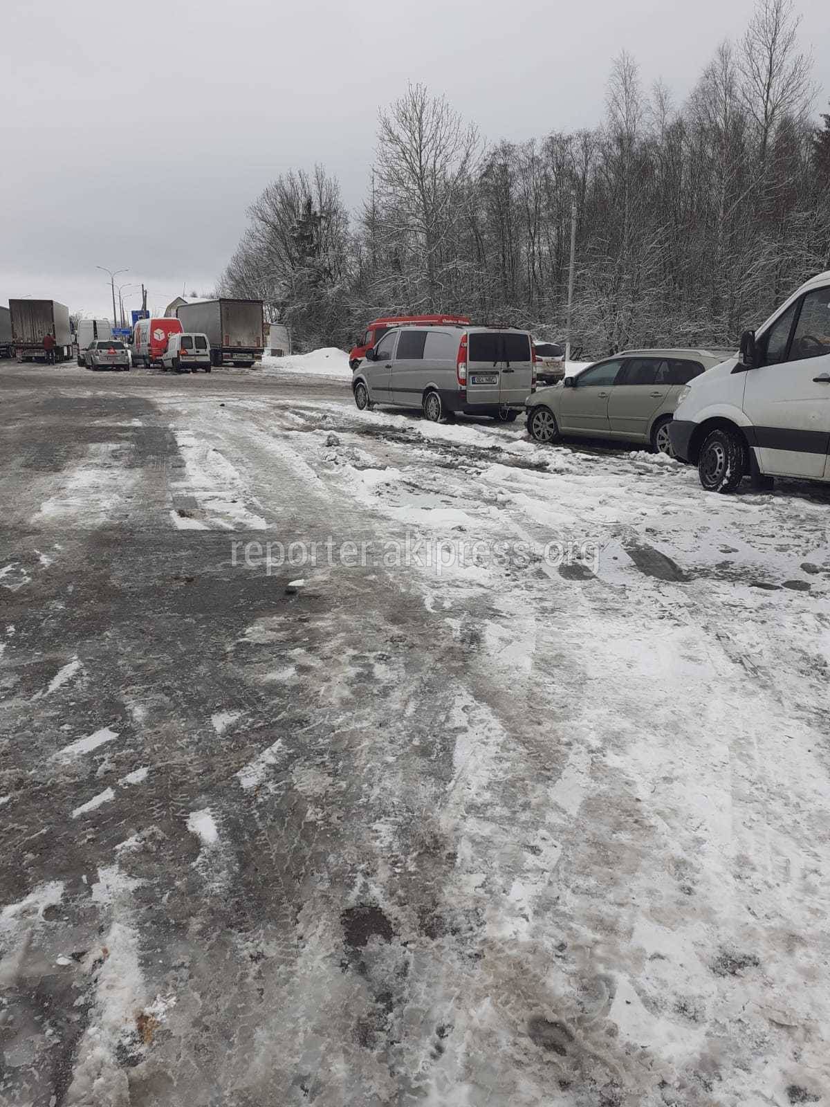 Кыргызские перегонщики авто застряли на белорусско-российской границе. Видео