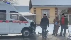 В Узгенском районе машина скорой помощи попала в ДТП. Видео с места аварии