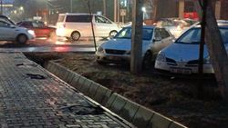 На Раззакова «Лексус» и «Ниссан» припарковались на газоне. Фото