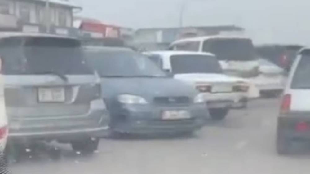 В Оше возле ГорГАИ машины припаркованы на проезжей части. Видео