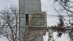 Часы на башне с курантами в Бишкеке спешат, - горожанин