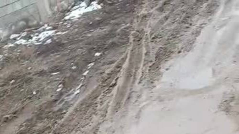 Дорога в жилмассиве Кок-Жар вся в грязи. Видео