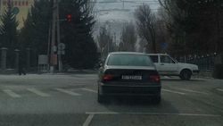 В Нарыне BMW 520 заехала за стоп-линию. Фото