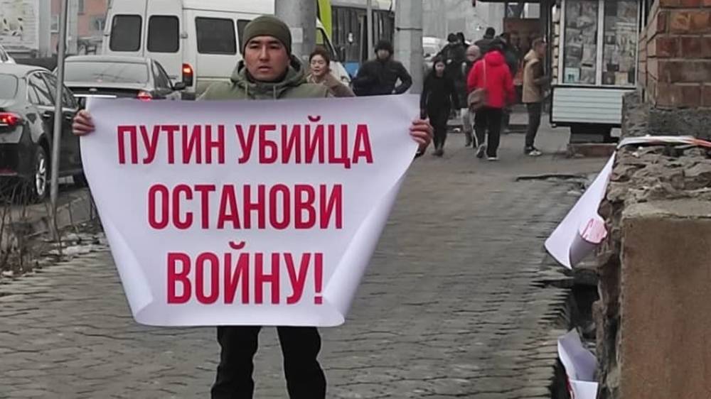 Возле ЦУМа парень стоял с плакатами против войны на Украине, его забрали патрульные. Видео