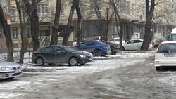 Во дворе дома возле ТЭЦ устроили парковку на детской площадке. Фото горожанина