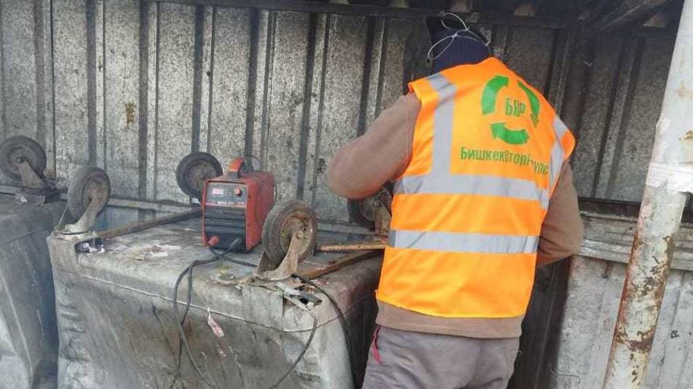 В Бишкеке начали ремонт мусорных контейнеров. Фото