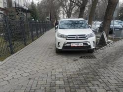 В центре Бишкека Toyota припарковалась на тротуаре