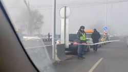 Возле авторынка машины заблокировали проезд, рядом стоит милиционер. Видео горожанина